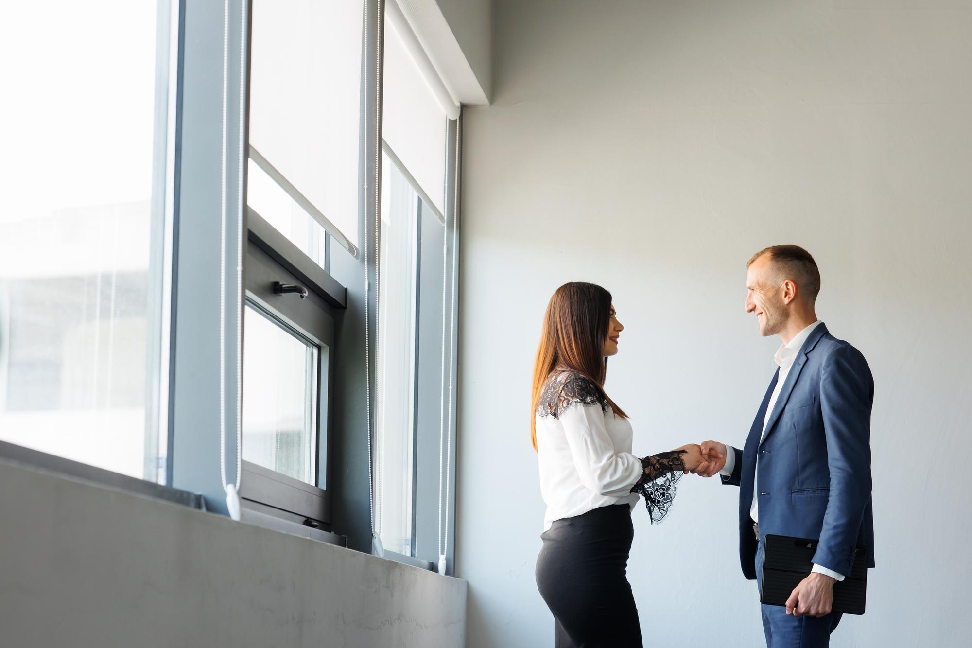 consultant imobiliar întâmpinând client